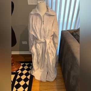 Women’s Lavender samye robe. Full zipper. Size large.